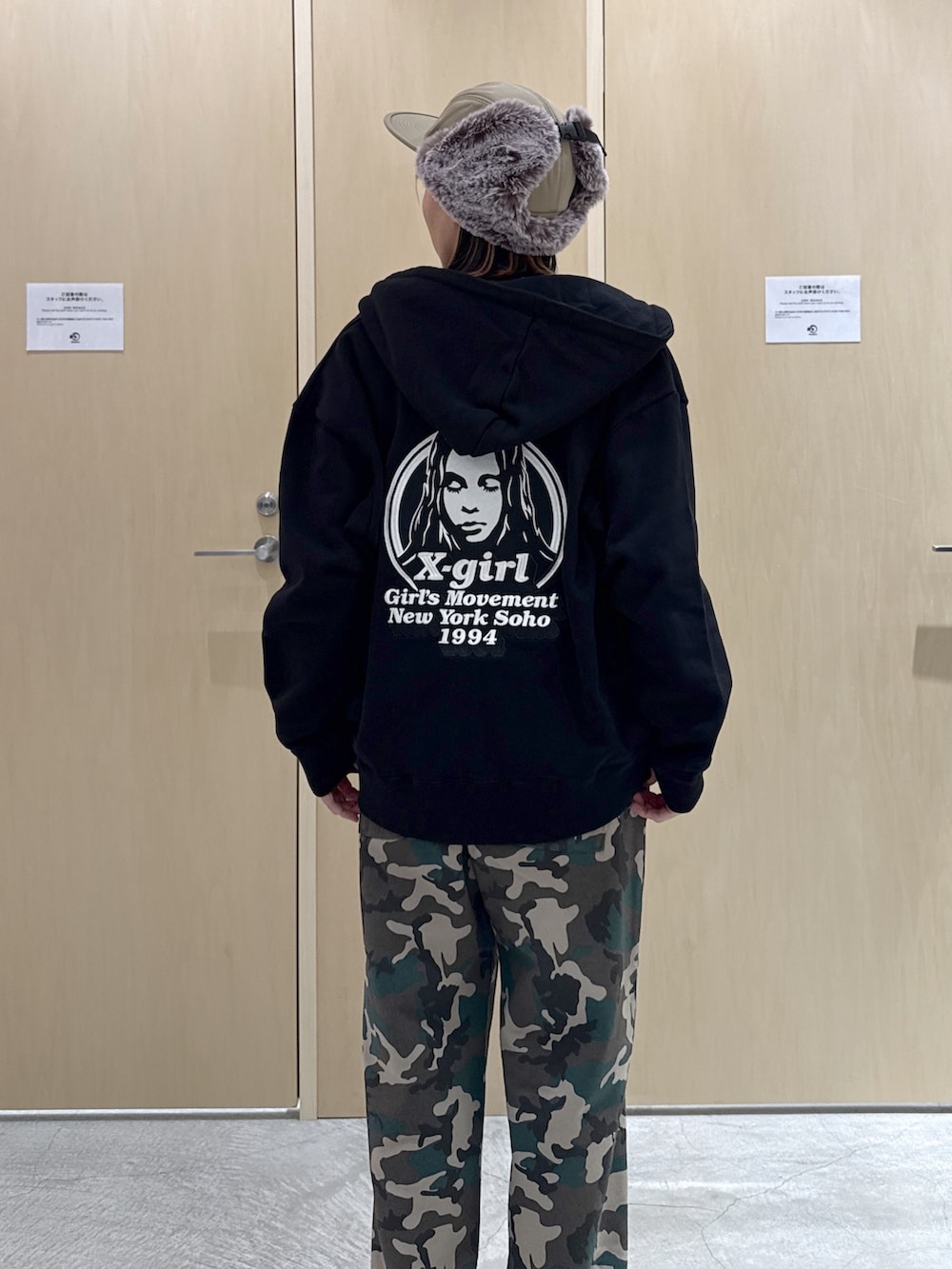 パープル系のTシャツ/カットソー、その他のスウェットパンツ、ブラック系のパーカーを着用したレディースの秋コーディネートの5枚目の写真