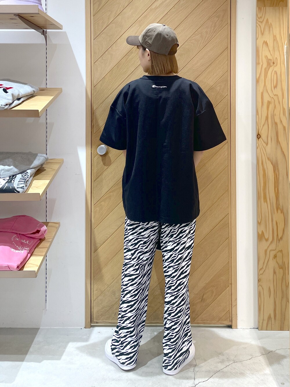 ブラック系のTシャツ/カットソー、ブラック系のショルダーバッグ、ホワイト系のその他パンツを着用したレディースの春コーディネートの2枚目の写真