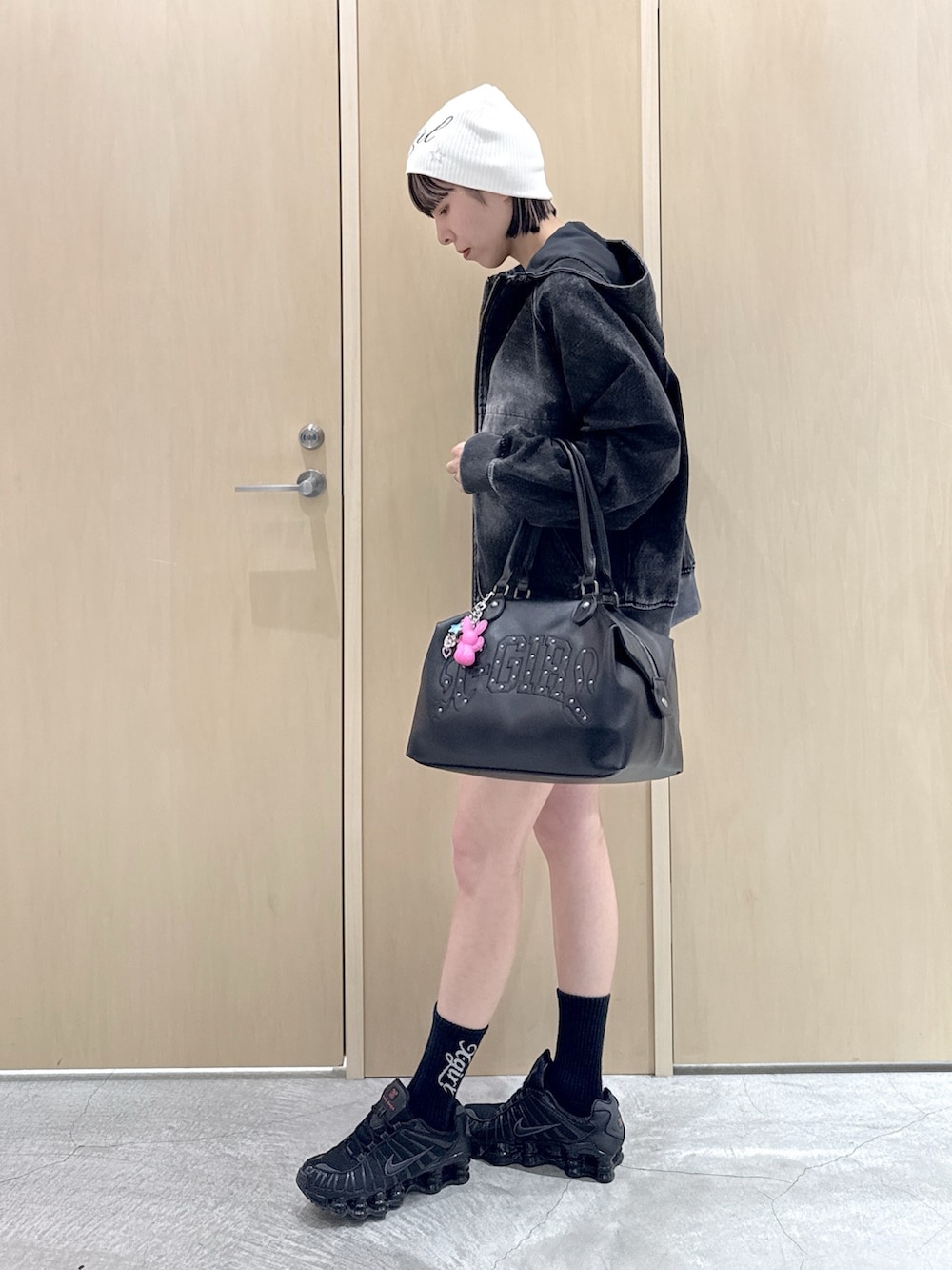 ブラック系のブルゾン、ブラック系のTシャツ/カットソー、その他のスカートを着用したレディースの春コーディネートの2枚目の写真