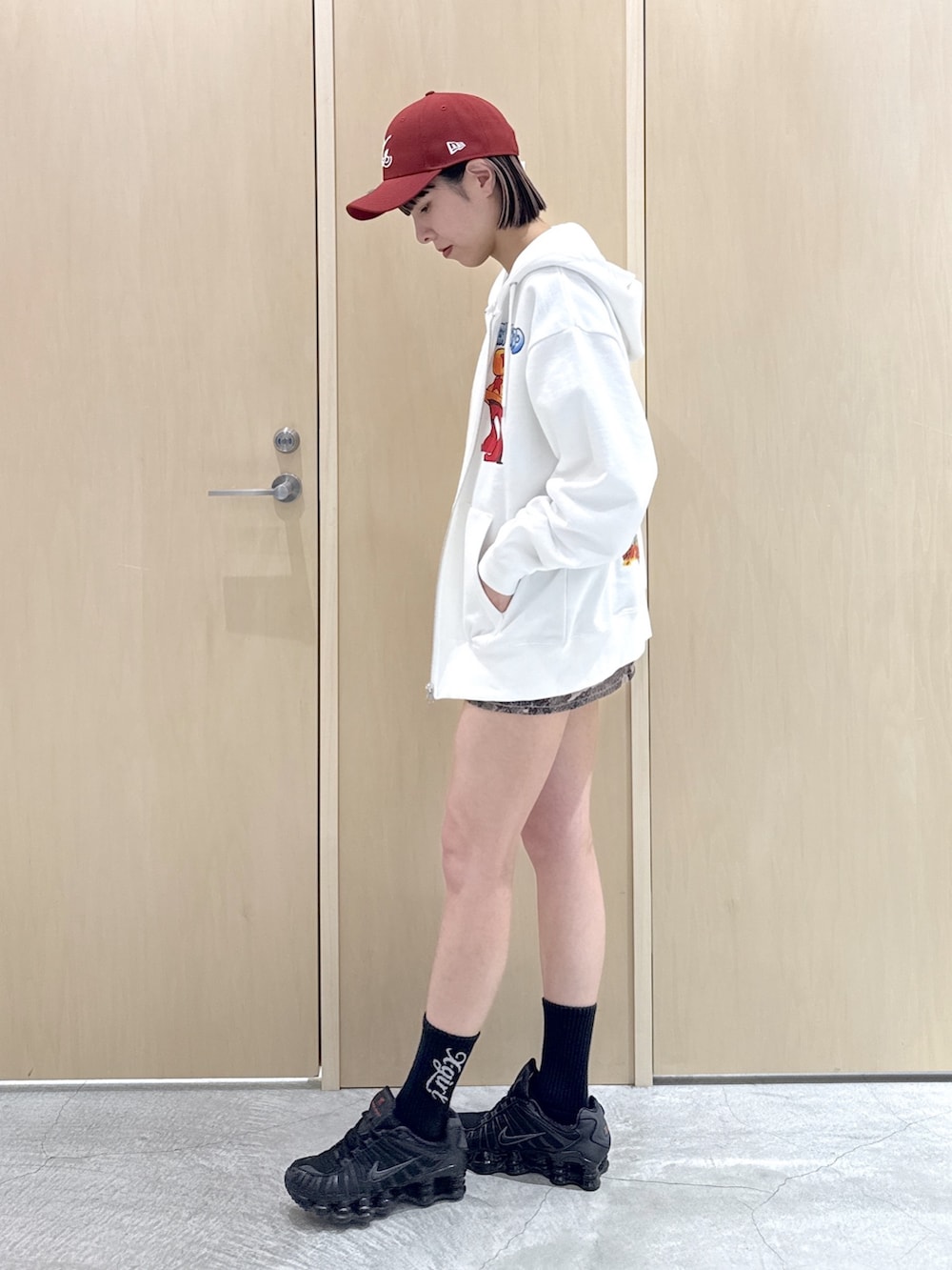 グレー系のTシャツ/カットソー、その他のスカート、ホワイト系のパーカーを着用したレディースの春コーディネートの2枚目の写真