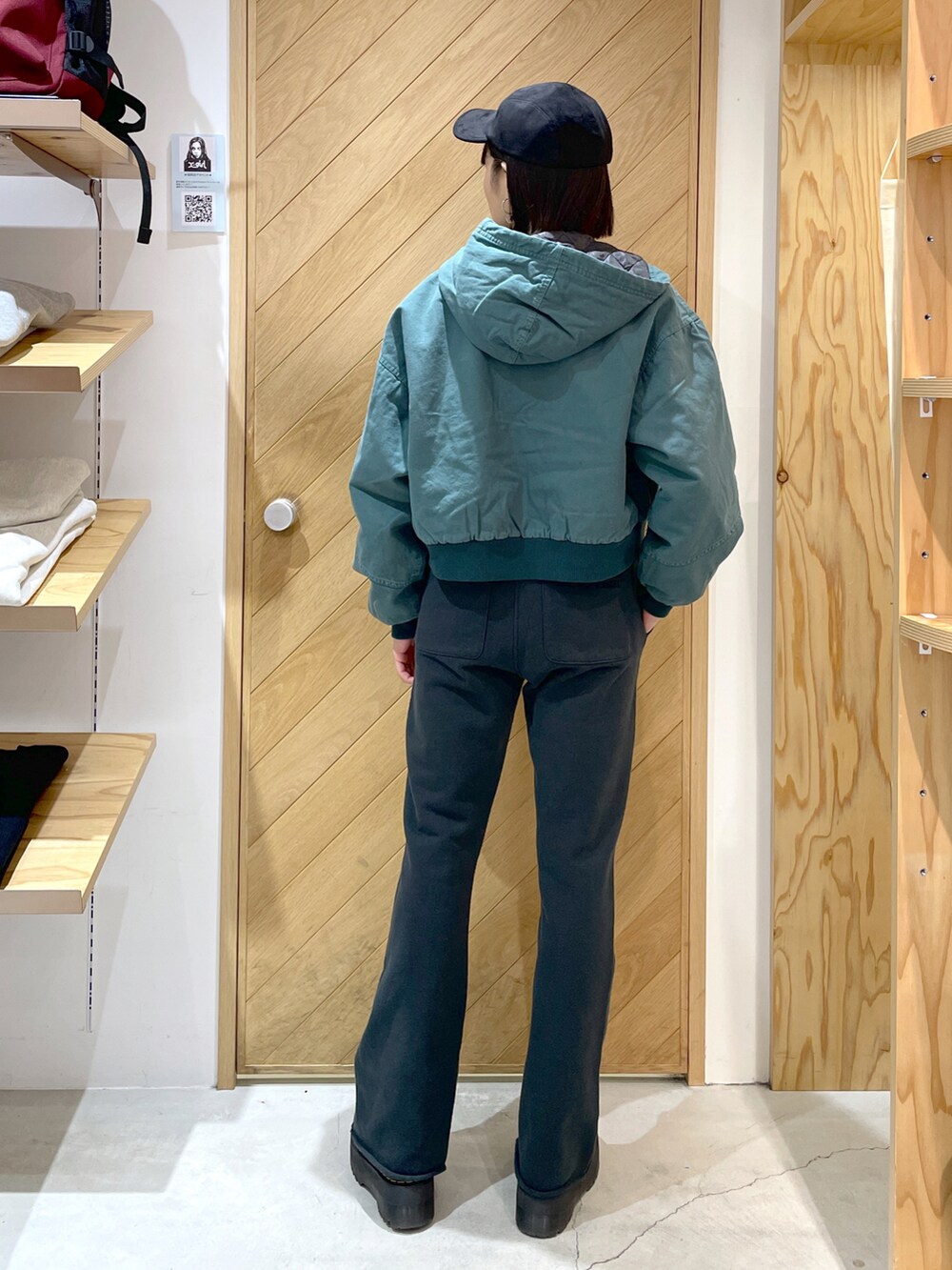 グリーン系のその他アウター、グレー系のスウェットパンツ、ブラック系のキャップを着用したレディースの秋コーディネートの2枚目の写真