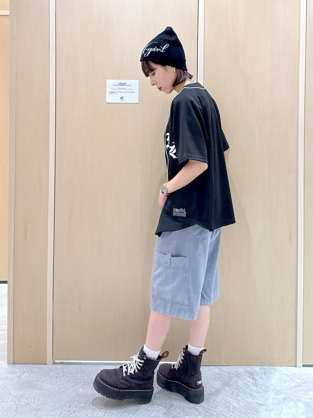 ブラック系のシャツ/ブラウス、グリーン系のTシャツ/カットソー、グレー系のその他パンツを着用したレディースの夏コーディネートの2枚目の写真