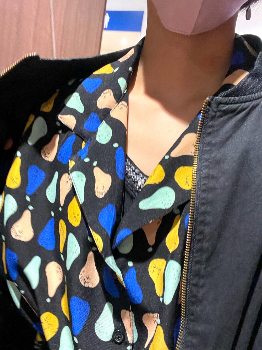 ブラック系のパンツ、ブラック系のパンプスを着用したレディースの秋コーディネートの2枚目の写真