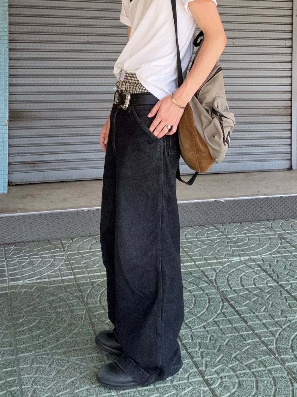 ブラック系のデニムパンツ、ブラック系のブーツ、ブラウン系のその他パンツを着用したメンズの夏コーディネートの2枚目の写真