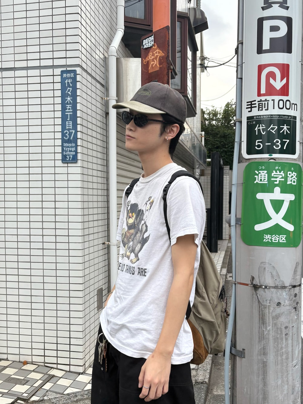 ブラック系のブーツ、ホワイト系のTシャツ/カットソー、ブラック系のパンツを着用したメンズの夏コーディネートの2枚目の写真