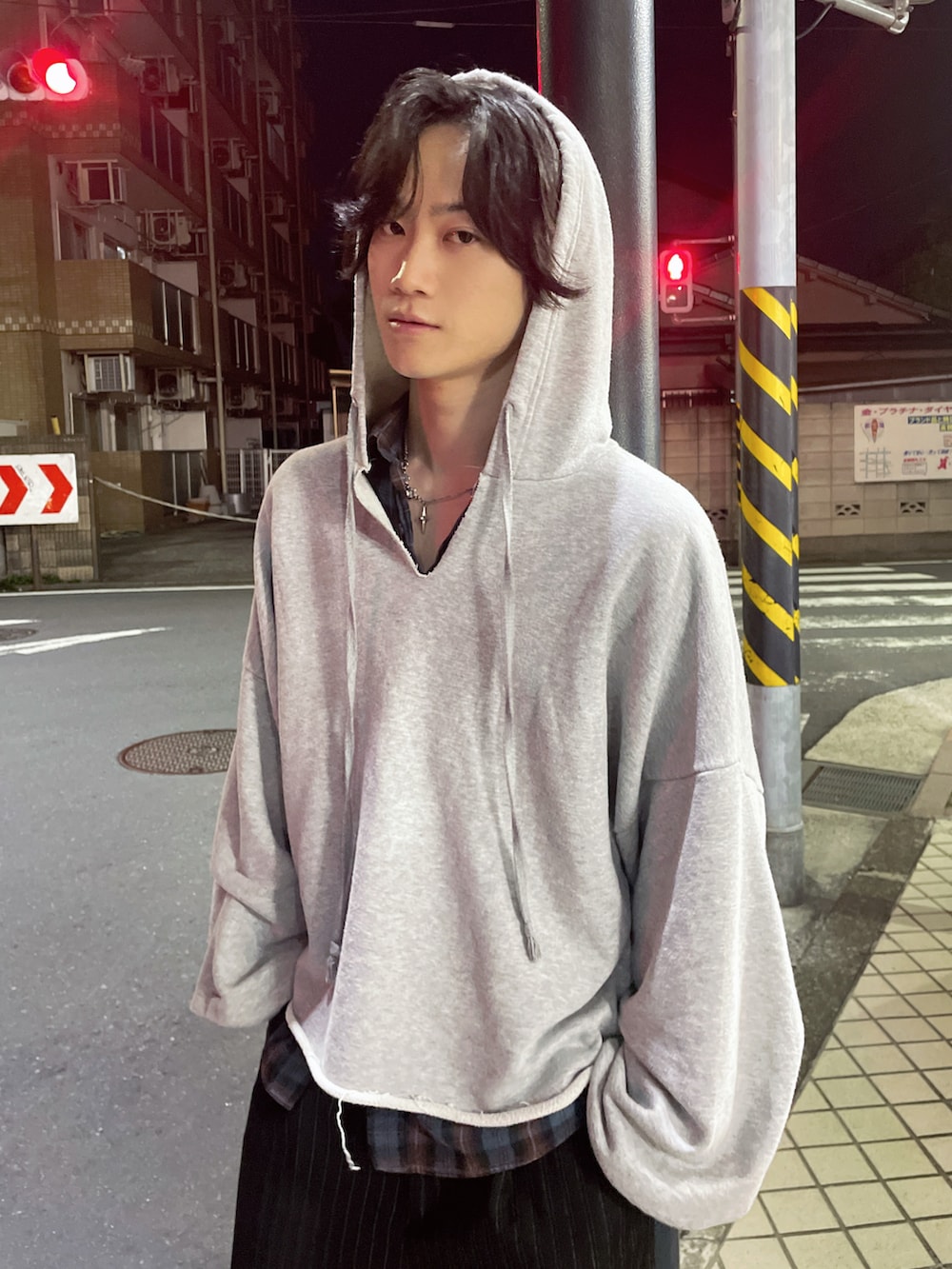 ブラック系のスラックスを着用したメンズの秋コーディネートの2枚目の写真