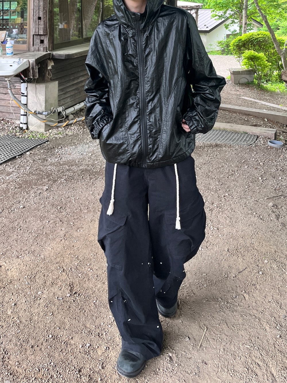 ブラック系のカーゴパンツ、ブラック系のジャケット/アウター、ブラック系のブーツを着用したメンズの秋コーディネートの2枚目の写真