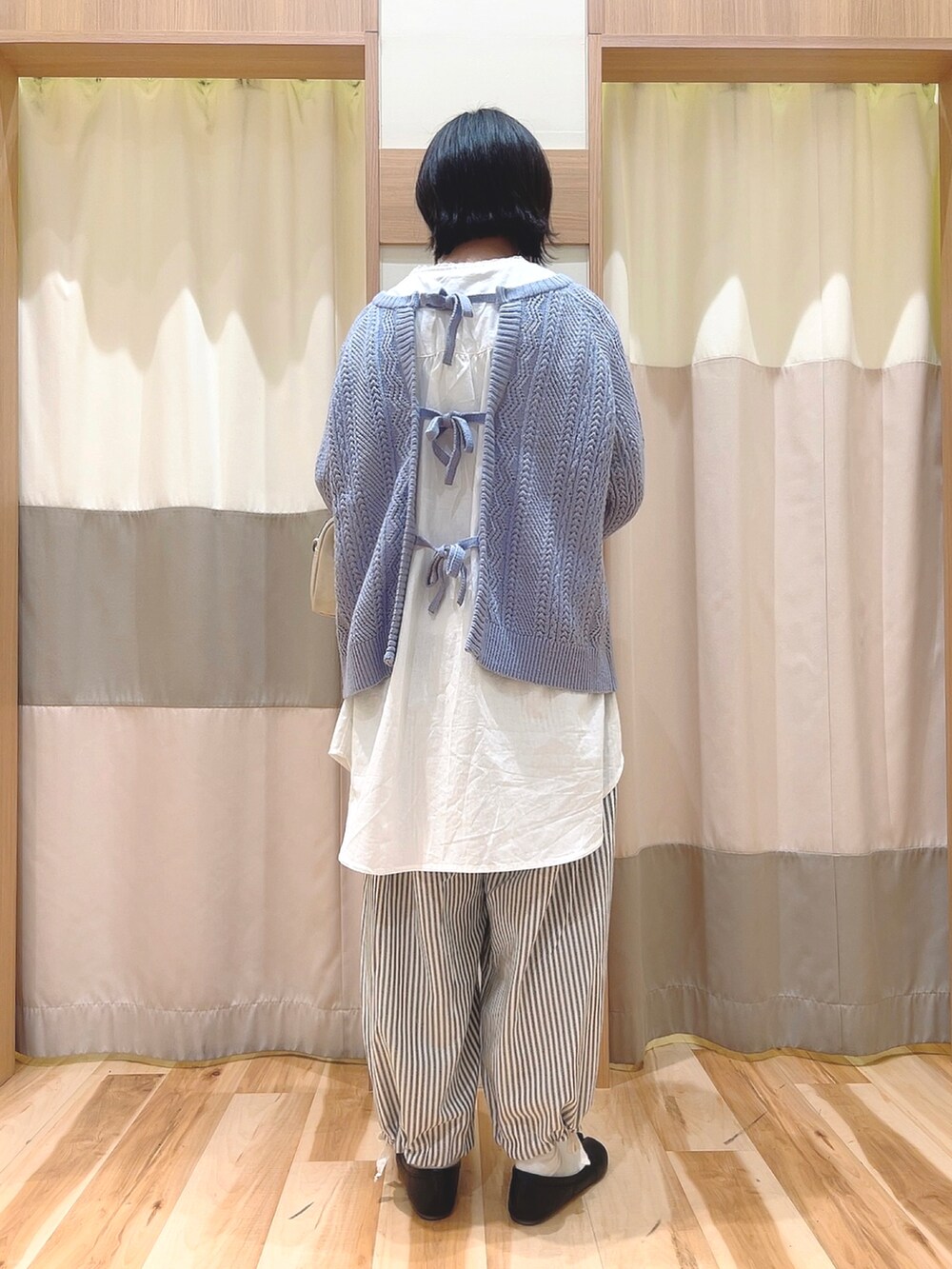 グレー系のその他パンツ、パープル系のニット/セーター、ホワイト系のシャツ/ブラウスを着用したレディースの冬コーディネートの2枚目の写真