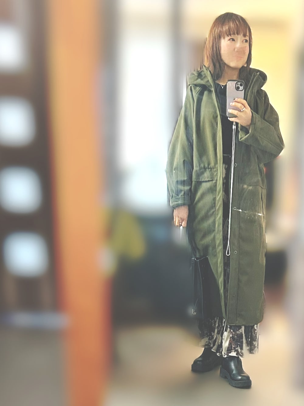 グレー系のベスト、ブラック系のTシャツ/カットソー、ブルー系のスカートを着用したレディースの春コーディネートの2枚目の写真