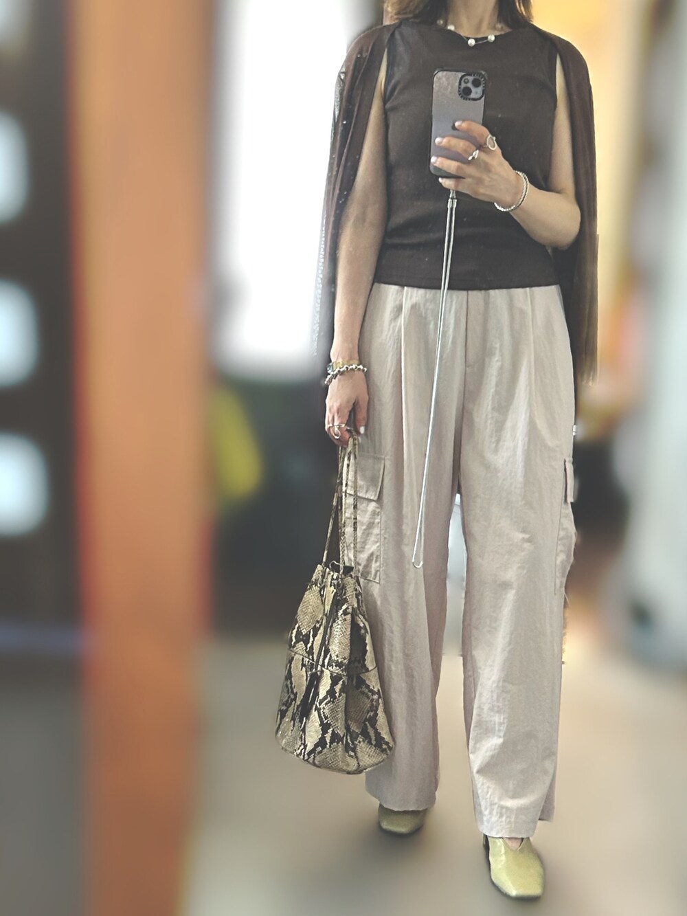 ブラウン系のTシャツ/カットソー、ブラウン系のカーディガン/ボレロ、ピンク系のカーゴパンツを着用したレディースの夏コーディネートの3枚目の写真