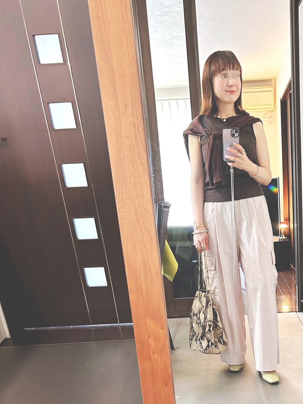 ブラウン系のTシャツ/カットソー、ブラウン系のカーディガン/ボレロ、ピンク系のカーゴパンツを着用したレディースの夏コーディネートの2枚目の写真