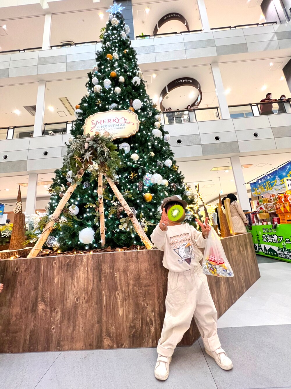 「チャオパニックティピー(CIAOPANIC TYPY)、ホワイトコーデ、リンクコーデ、キャスケット、サスペンダー、西松屋、バースデイ、はるこーで🦕、りんこーで🍎、はるりん」｜「Birthdayのアイテム（デニムパンツ、ホワイト系）」を使った、HaruRin🧸さん（レディース・167cm）の冬コーディネートの2枚目の写真