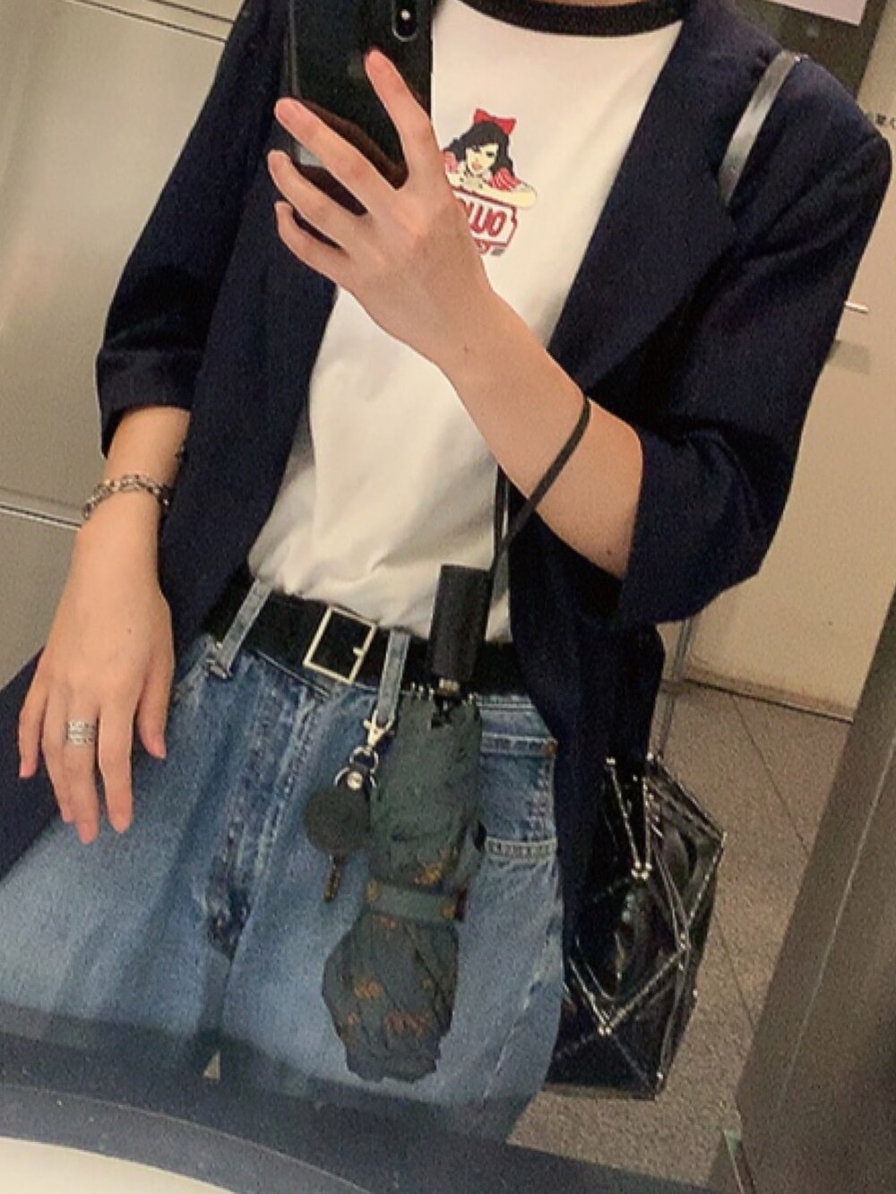 ブラック系のシューズ、ブルー系のテーラードジャケットを着用したレディースの秋コーディネートの2枚目の写真