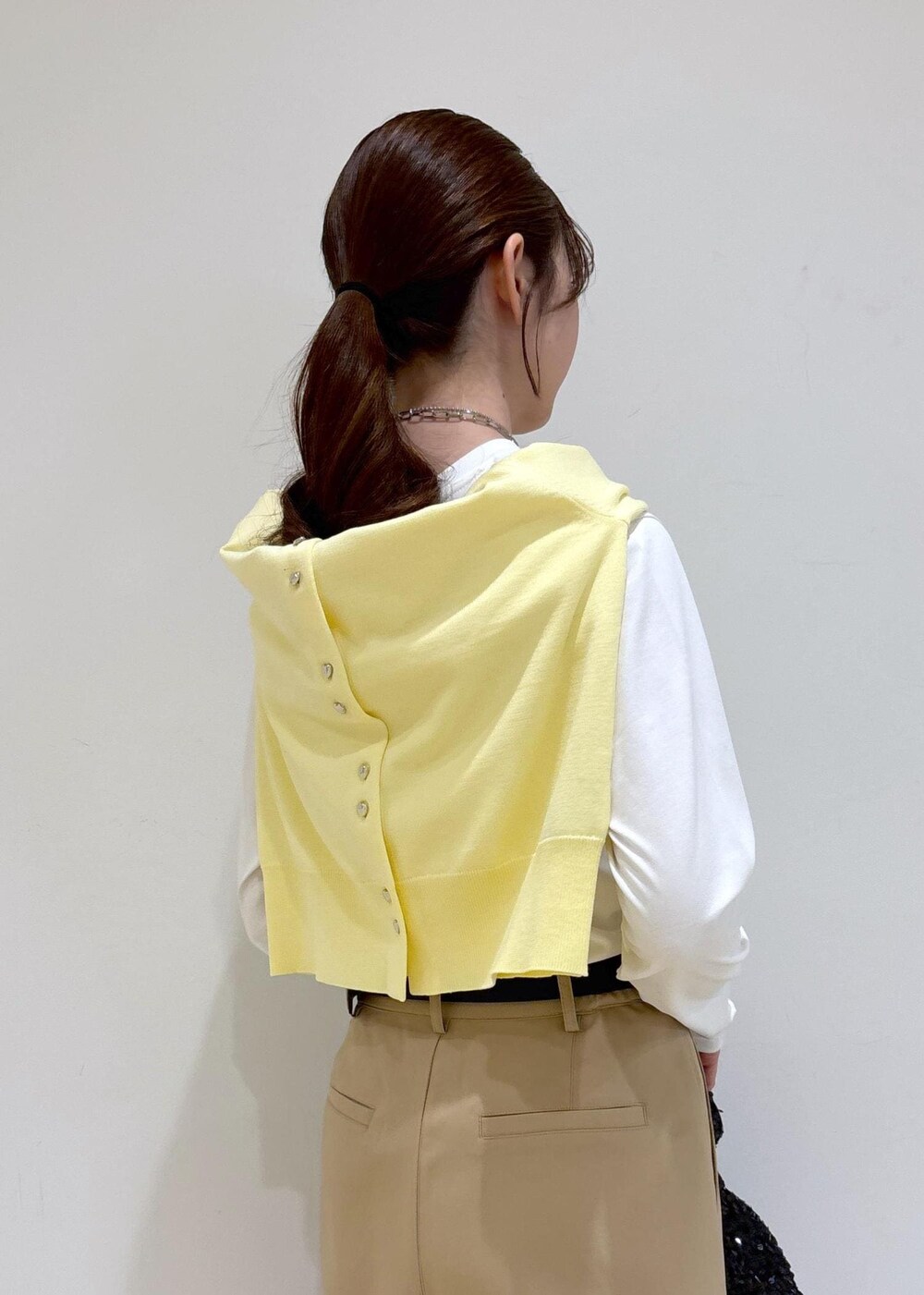 ホワイト系のバレエシューズ、イエロー系のカーディガン/ボレロ、ホワイト系のTシャツ/カットソーを着用したレディースの春コーディネートの7枚目の写真