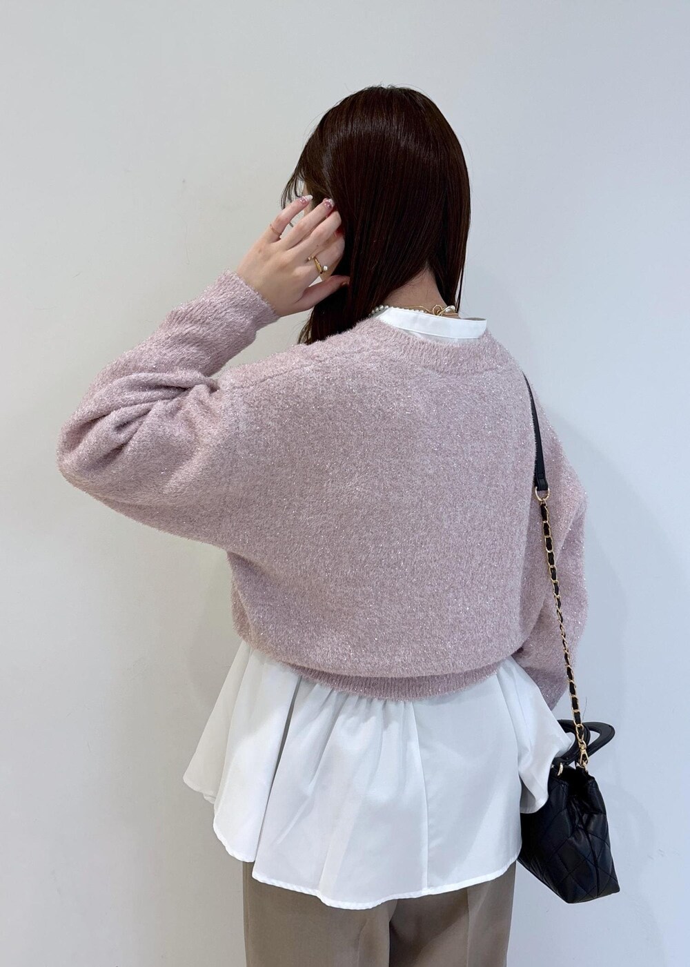 ブラック系のブーツ、ホワイト系のシャツ/ブラウス、ピンク系のニット/セーターを着用したレディースの冬コーディネートの8枚目の写真