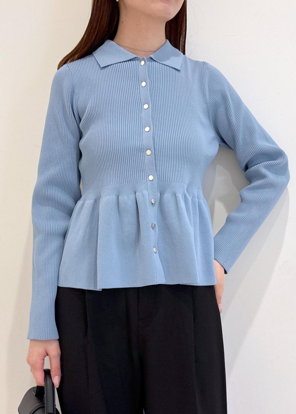 ブラック系のショルダーバッグ、ブラック系のパンプス、ブルー系のカーディガン/ボレロを着用したレディースの秋コーディネートの7枚目の写真