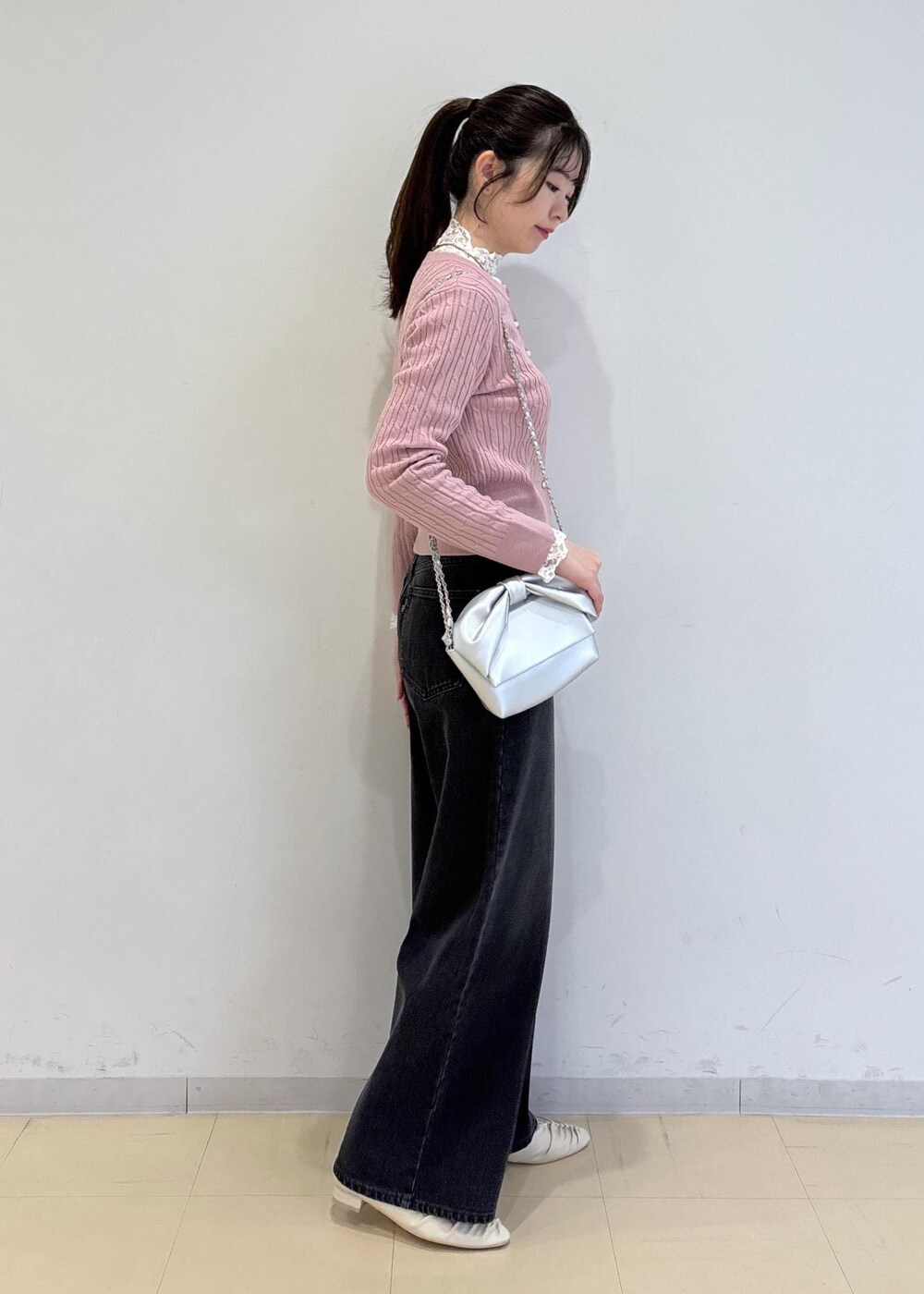 ホワイト系のパンプス、グレー系のデニムパンツ、ホワイト系のTシャツ/カットソーを着用したレディースの冬コーディネートの3枚目の写真