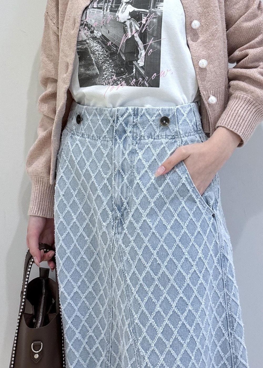 ブラウン系のブーツ、ピンク系のカーディガン/ボレロ、ブラウン系のトートバッグを着用したレディースの冬コーディネートの10枚目の写真