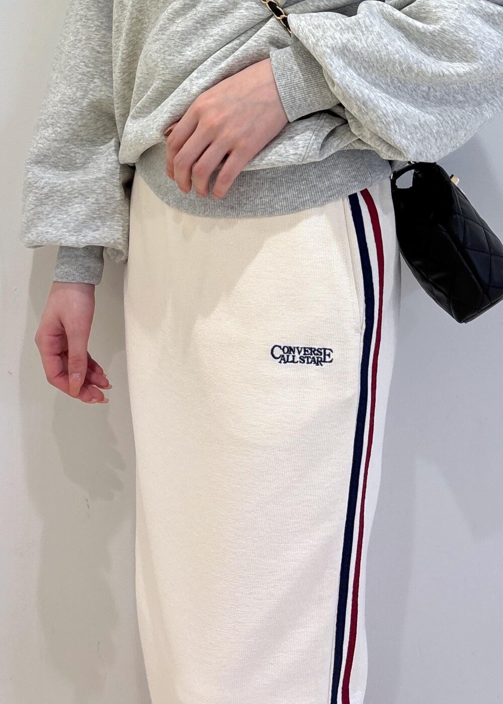 「初春コーデ、春コーデ、お出かけコーデ、女子会コーデ、大人カジュアル、スカートスタイル、VIS、ウェーブ、ブルべ夏、混合、トップス、シャツ/ブラウス、スウェット、スカート、バッグ」｜「Juzeのビットローファー（ローファー、ブラック系）」を使った、yukm22さん（レディース・163cm）の冬コーディネートの8枚目の写真