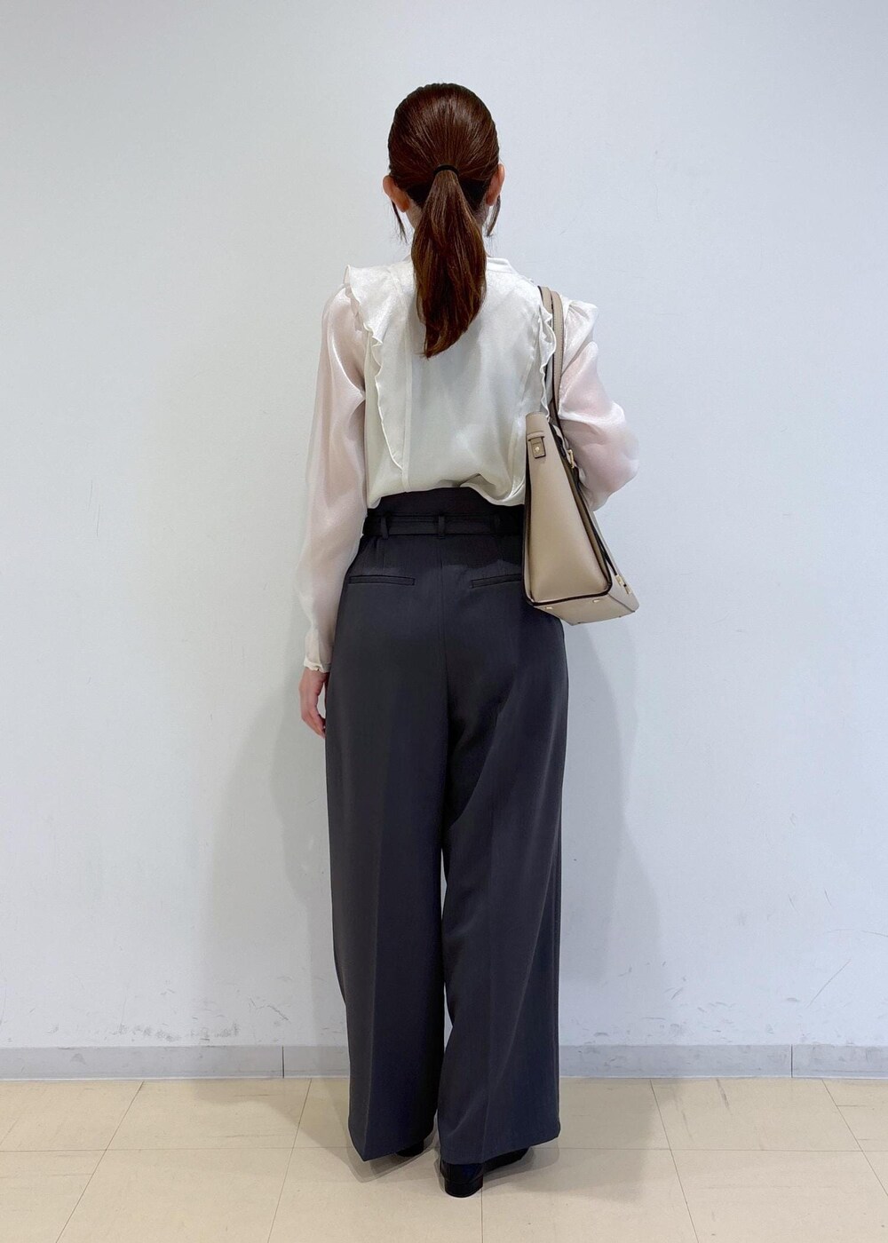 ブラック系のパンプス、ホワイト系のシャツ/ブラウス、グレー系のその他パンツを着用したレディースの秋コーディネートの4枚目の写真