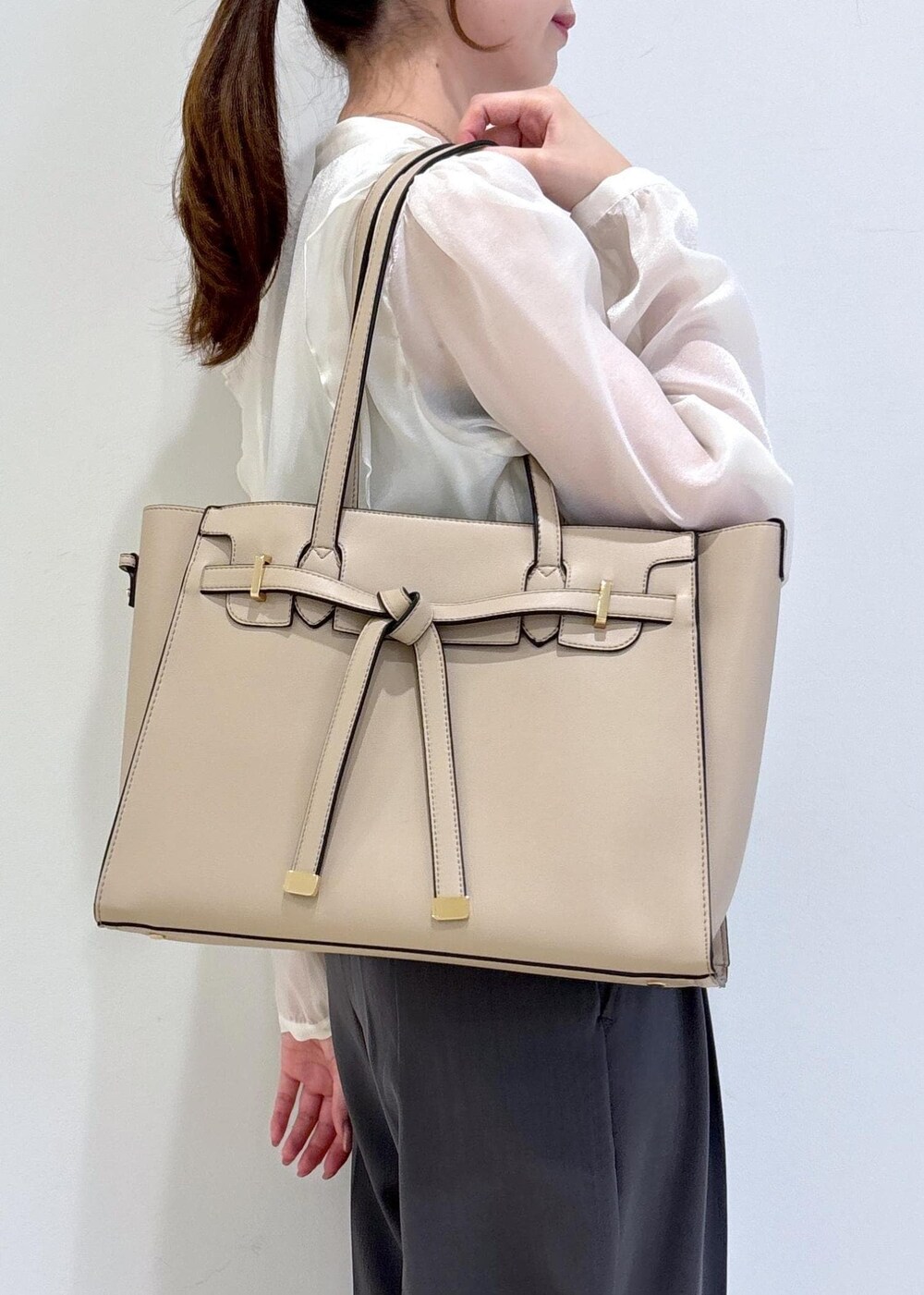 ブラック系のパンプス、ホワイト系のシャツ/ブラウス、グレー系のその他パンツを着用したレディースの秋コーディネートの10枚目の写真