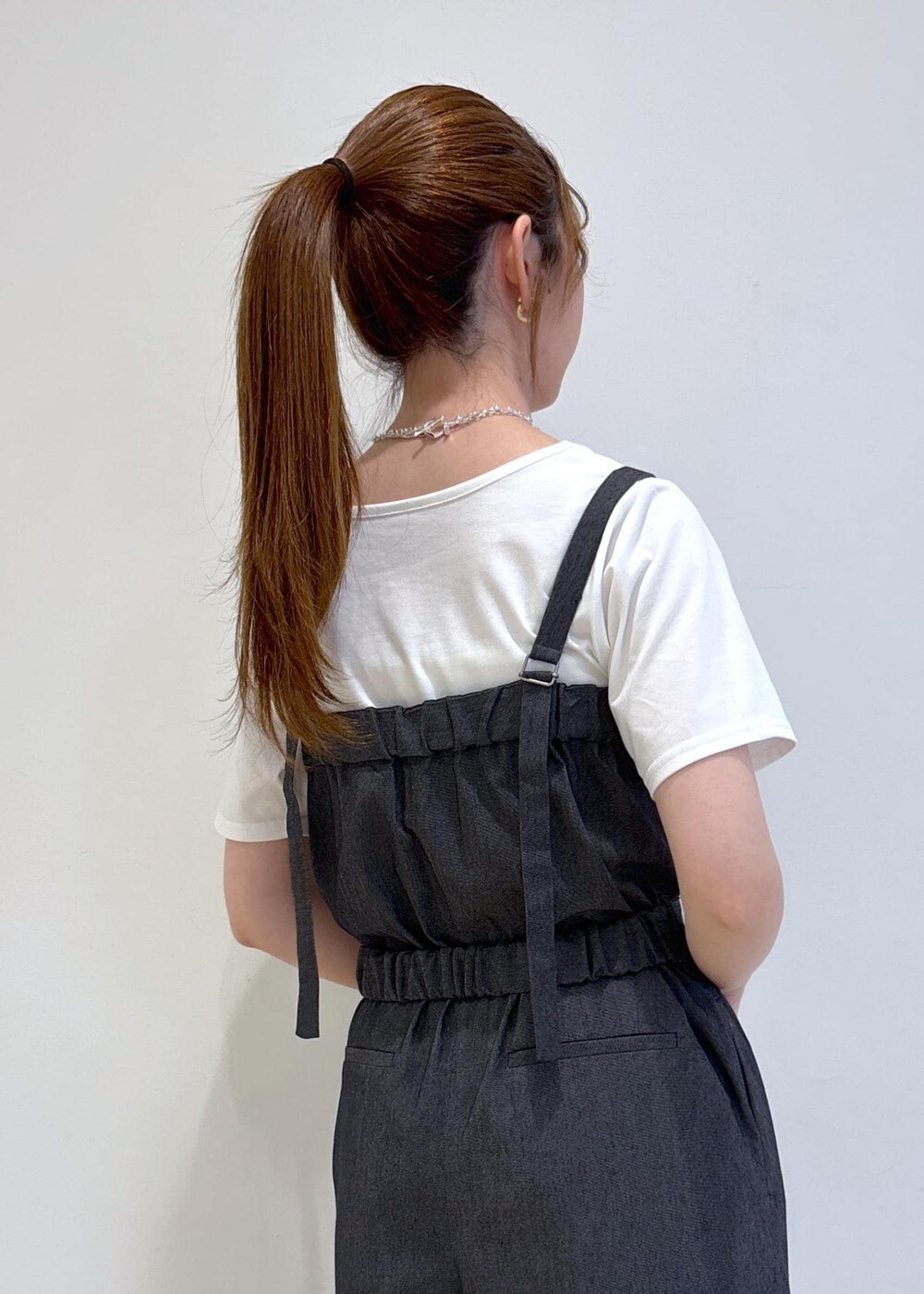 「夏コーデ、お出かけコーデ、女子会コーデ、体型カバー、モノトーンコーデ、カジュアルコーデ、シンプルコーデ、VIS、ウェーブ、ブルべ夏、混合、トップス、Tシャツ/カットソー、オールインワン/サロペット、サロペット/オーバーオール」｜「Juzeのメタルヒールサンダル（サンダル、ブラック系）」を使った、yukm22さん（レディース・163cm）の夏コーディネートの8枚目の写真