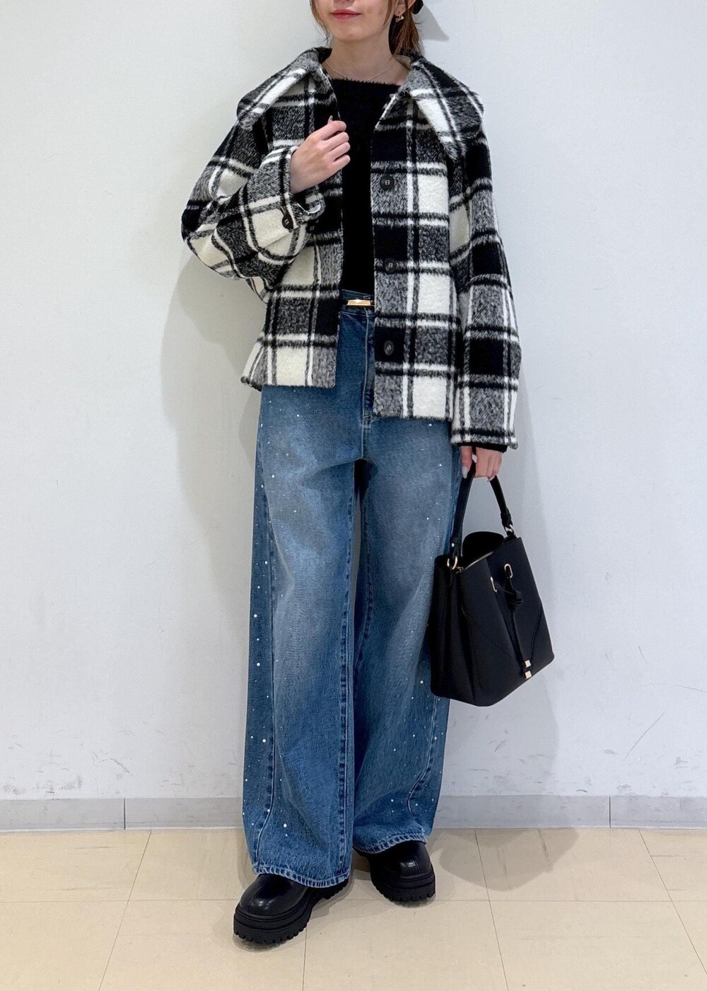 ブラック系のショルダーバッグ、ブラック系のブーツ、ブラック系のニット/セーターを着用したレディースの秋コーディネートの2枚目の写真