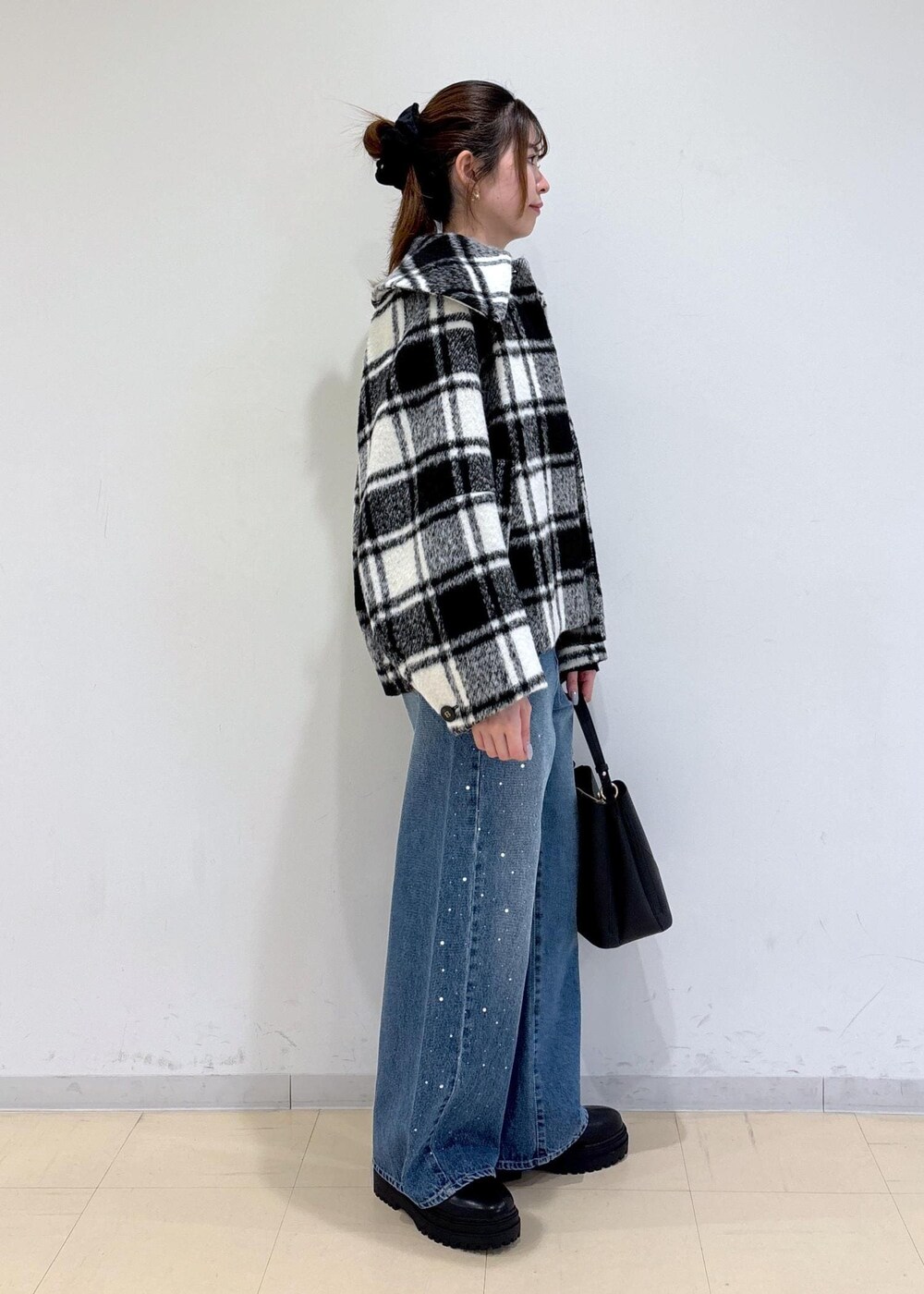 ブラック系のショルダーバッグ、ブラック系のブーツ、ブラック系のニット/セーターを着用したレディースの秋コーディネートの3枚目の写真