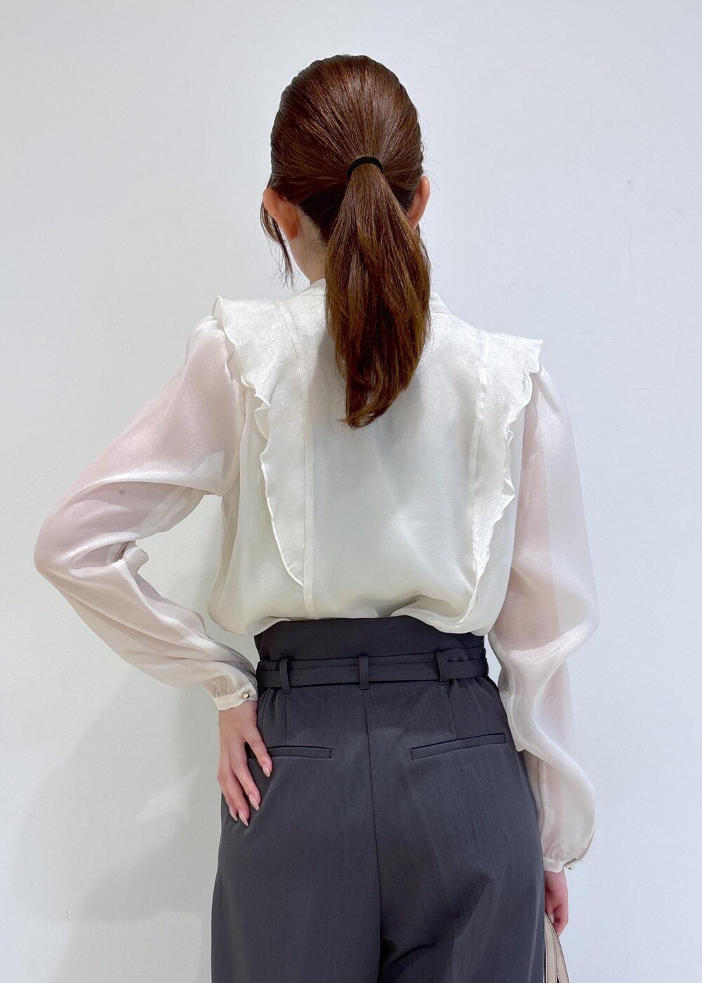 ブラック系のパンプス、ホワイト系のシャツ/ブラウス、グレー系のその他パンツを着用したレディースの秋コーディネートの7枚目の写真