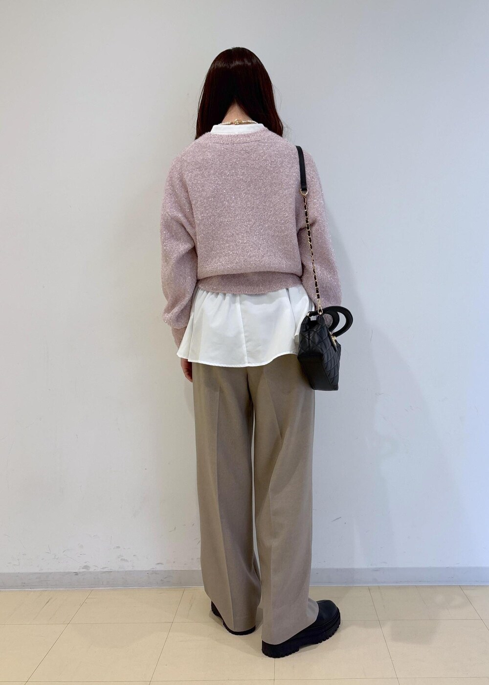 ブラック系のブーツ、ホワイト系のシャツ/ブラウス、ピンク系のニット/セーターを着用したレディースの冬コーディネートの5枚目の写真