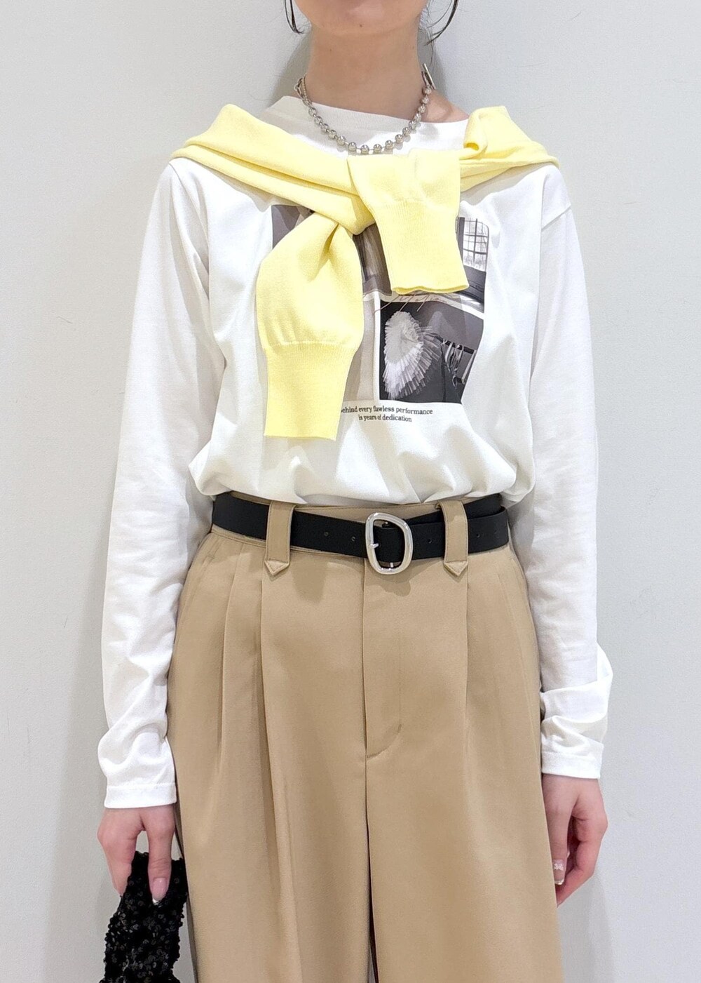 ホワイト系のバレエシューズ、イエロー系のカーディガン/ボレロ、ホワイト系のTシャツ/カットソーを着用したレディースの春コーディネートの5枚目の写真