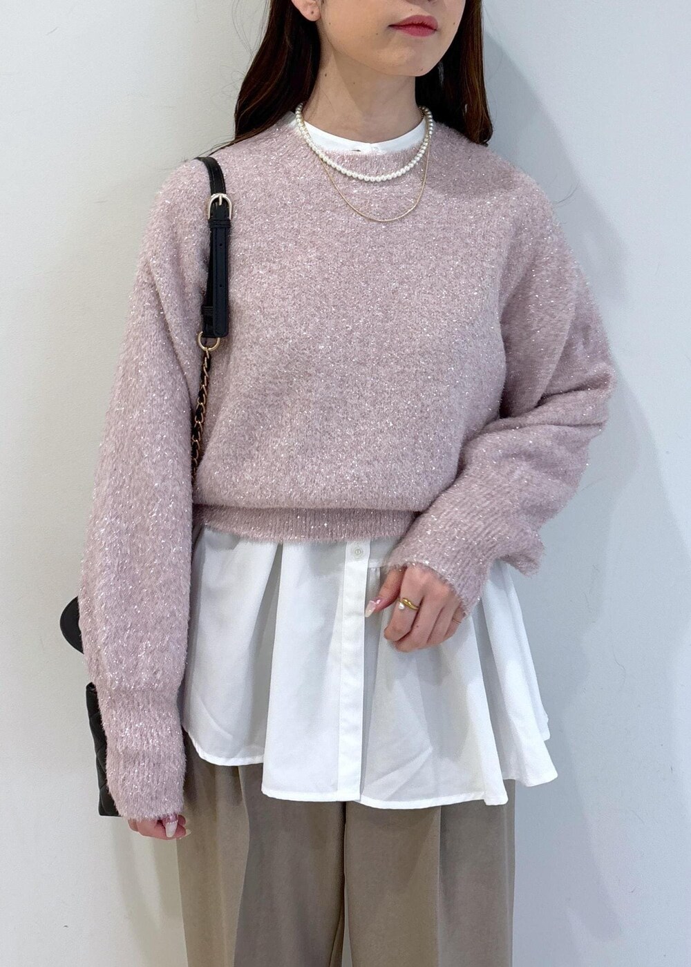 ブラック系のブーツ、ホワイト系のシャツ/ブラウス、ピンク系のニット/セーターを着用したレディースの冬コーディネートの6枚目の写真