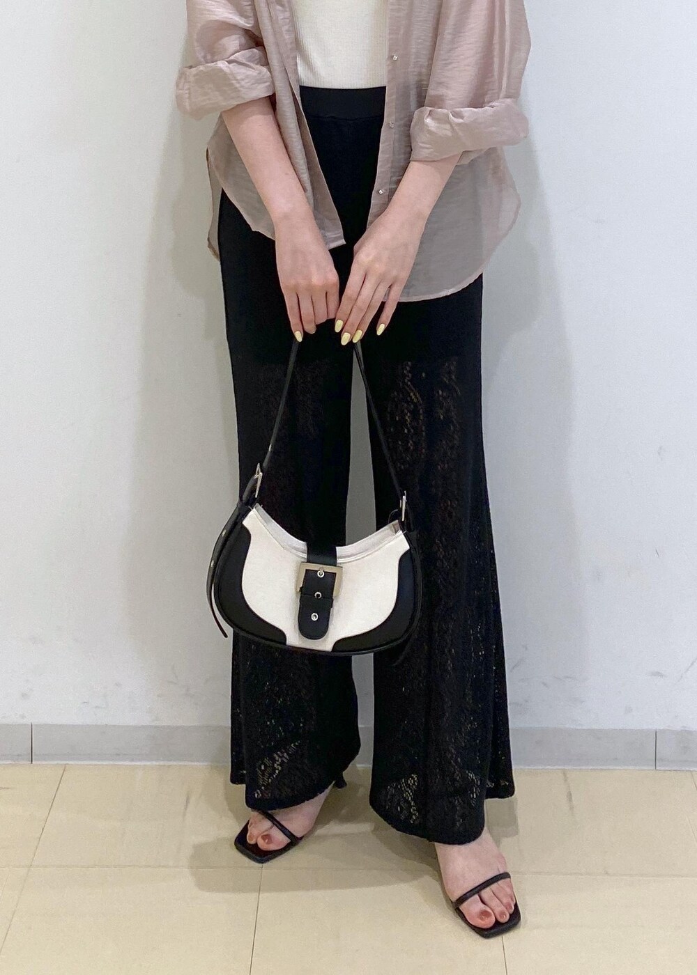 ピンク系のシャツ/ブラウス、ブラック系のサンダル、ホワイト系のキャミソールを着用したレディースの夏コーディネートの5枚目の写真