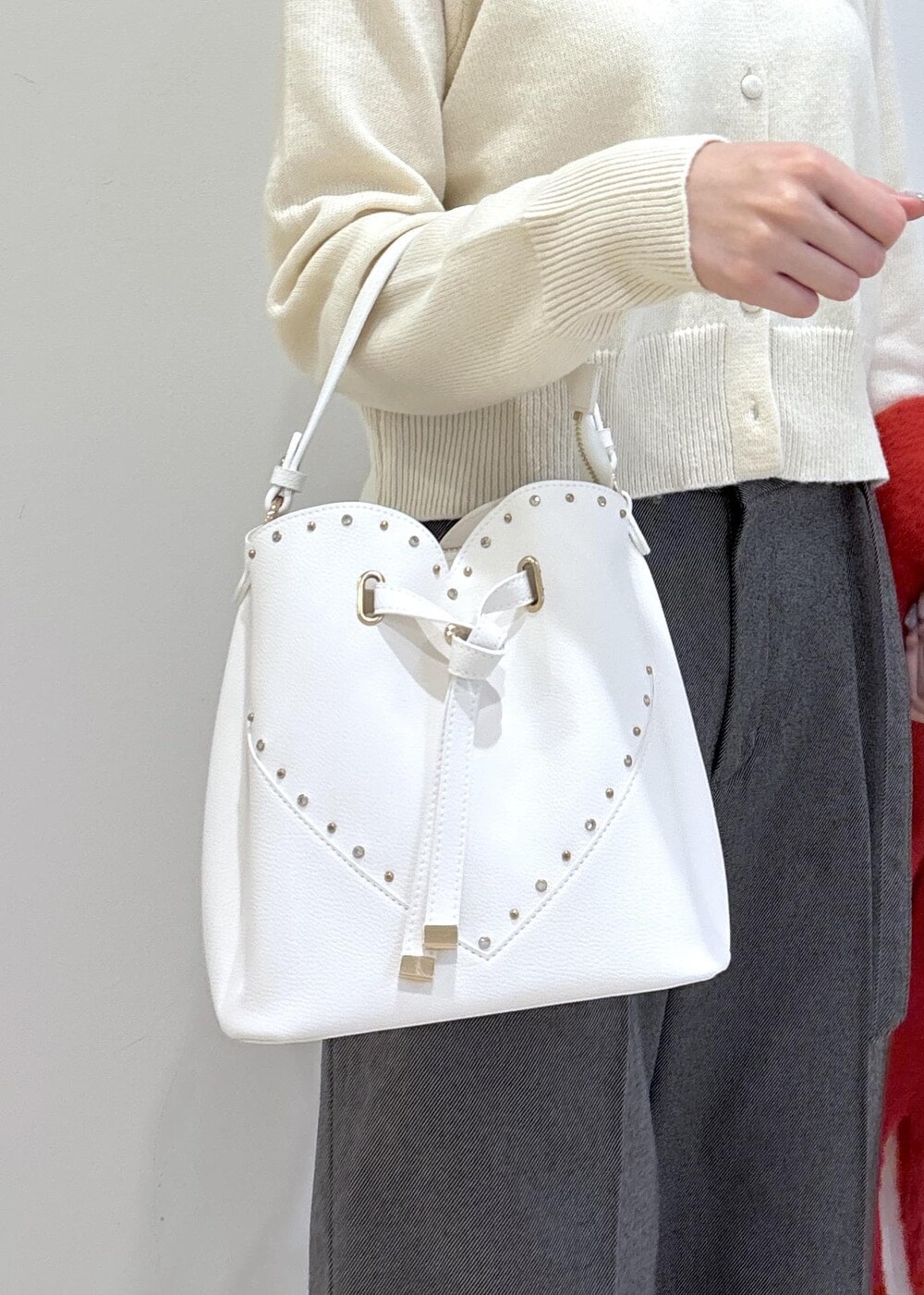 グレー系のその他パンツ、ホワイト系のショルダーバッグ、ホワイト系のカーディガン/ボレロを着用したレディースの秋コーディネートの9枚目の写真