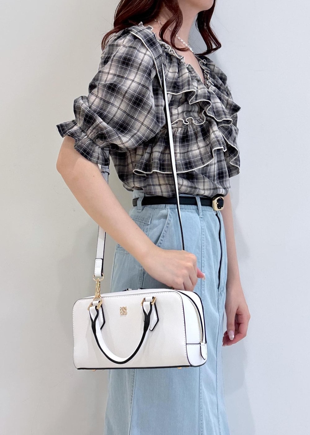 ブラック系のサンダル、ブルー系のデニムスカート、ホワイト系のショルダーバッグを着用したレディースの夏コーディネートの10枚目の写真