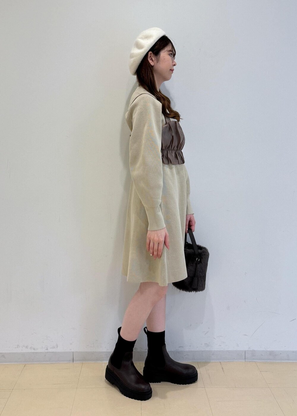 ブラウン系のブーツ、グレー系のショルダーバッグ、ベージュ系のキャミソールを着用したレディースの秋コーディネートの4枚目の写真