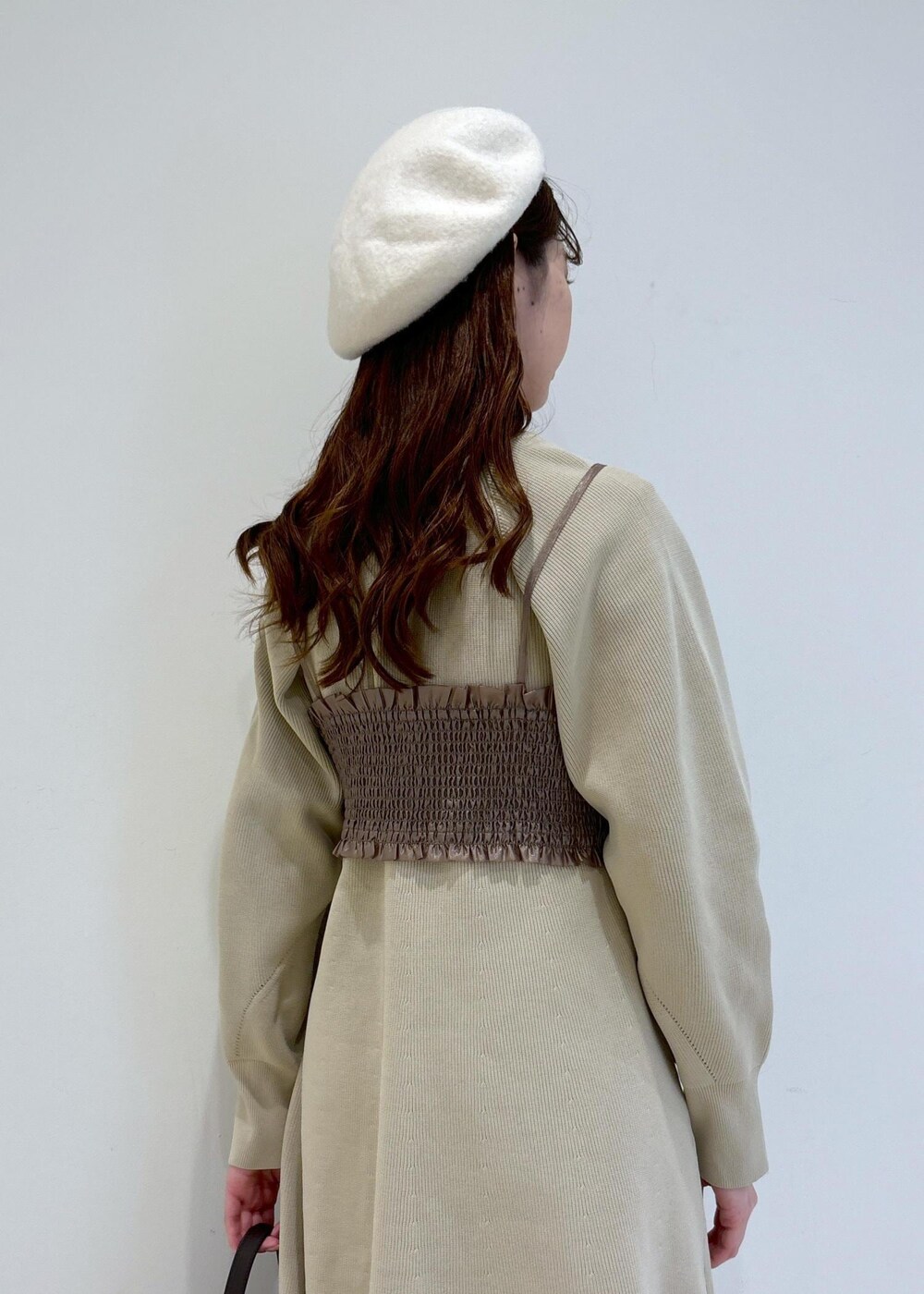 ブラウン系のブーツ、グレー系のショルダーバッグ、ベージュ系のキャミソールを着用したレディースの秋コーディネートの8枚目の写真