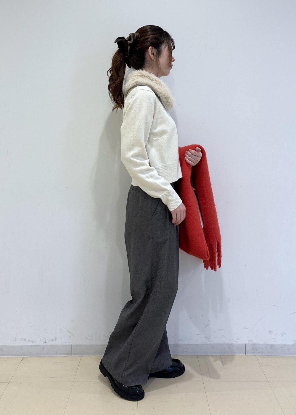 グレー系のその他パンツ、ホワイト系のショルダーバッグ、ホワイト系のカーディガン/ボレロを着用したレディースの秋コーディネートの2枚目の写真