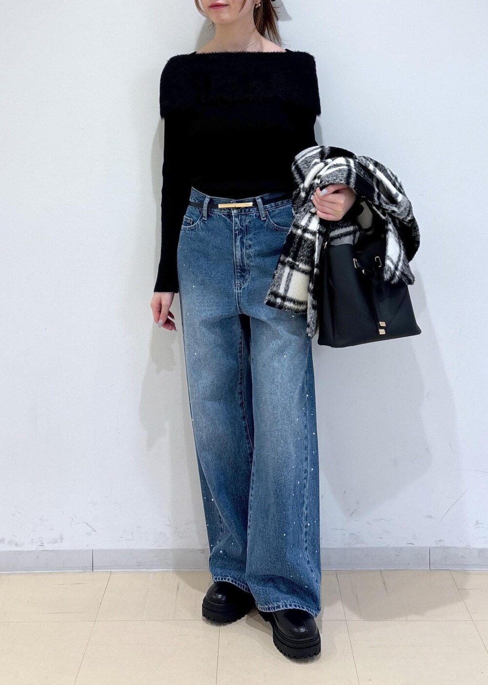 ブラック系のショルダーバッグ、ブラック系のブーツ、ブラック系のニット/セーターを着用したレディースの秋コーディネートの5枚目の写真