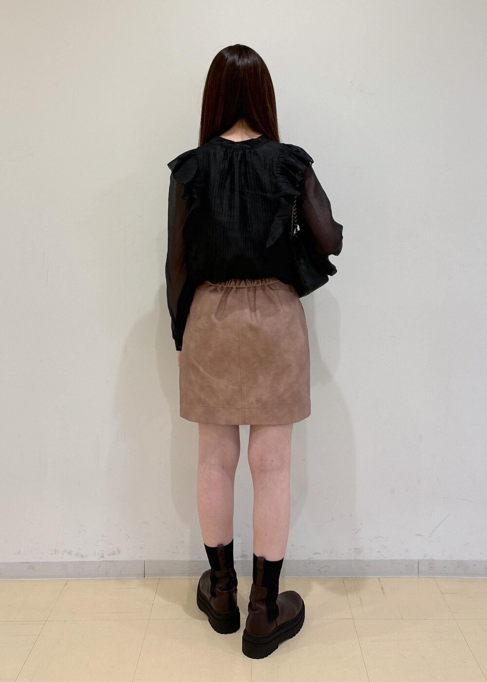 「初秋コーデ、デートコーデ、お出かけコーデ、女子会コーデ、スカートスタイル、フェミニンコーデ、VIS、ウェーブ、ブルべ夏、混合、高身長、トップス、シャツ/ブラウス、スカート、バッグ」｜「Juzeのタンクソールサイドニットブーツ（ブーツ、ブラウン系）」を使った、yukm22さん（レディース・163cm）の秋コーディネートの4枚目の写真