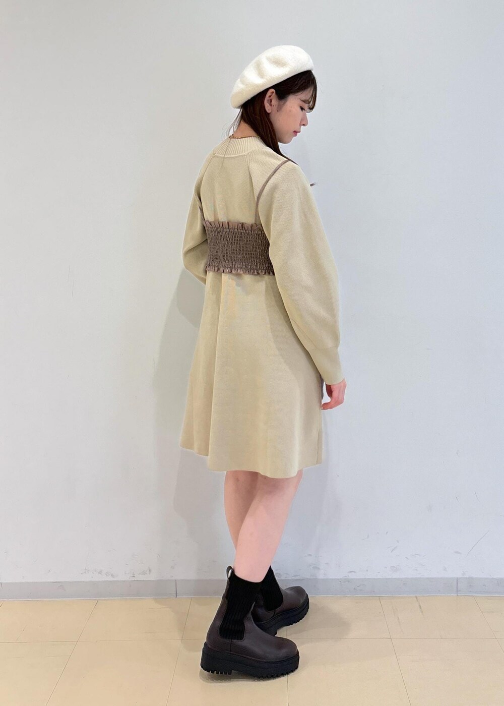 ブラウン系のブーツ、グレー系のショルダーバッグ、ベージュ系のキャミソールを着用したレディースの秋コーディネートの5枚目の写真