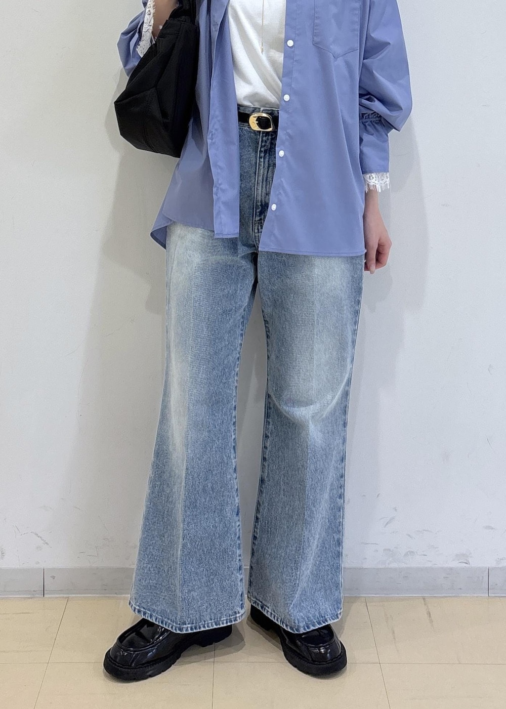 ホワイト系のTシャツ/カットソー、ブルー系のデニムパンツ、ブルー系のシャツ/ブラウスを着用したレディースの冬コーディネートの8枚目の写真