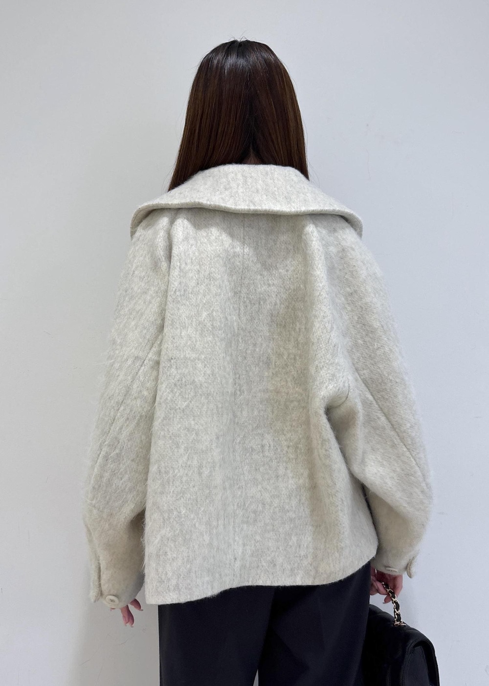 ブラック系のブーツ、ホワイト系のブルゾン、ピンク系のニット/セーターを着用したレディースの冬コーディネートの8枚目の写真