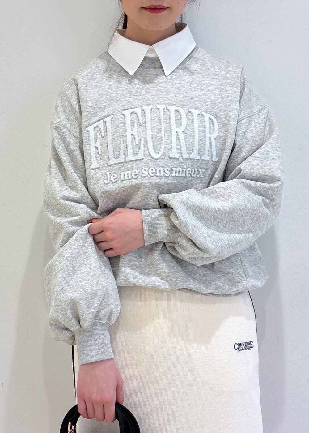 「初春コーデ、春コーデ、お出かけコーデ、女子会コーデ、大人カジュアル、スカートスタイル、VIS、ウェーブ、ブルべ夏、混合、トップス、シャツ/ブラウス、スウェット、スカート、バッグ」｜「Juzeのビットローファー（ローファー、ブラック系）」を使った、yukm22さん（レディース・163cm）の冬コーディネートの4枚目の写真