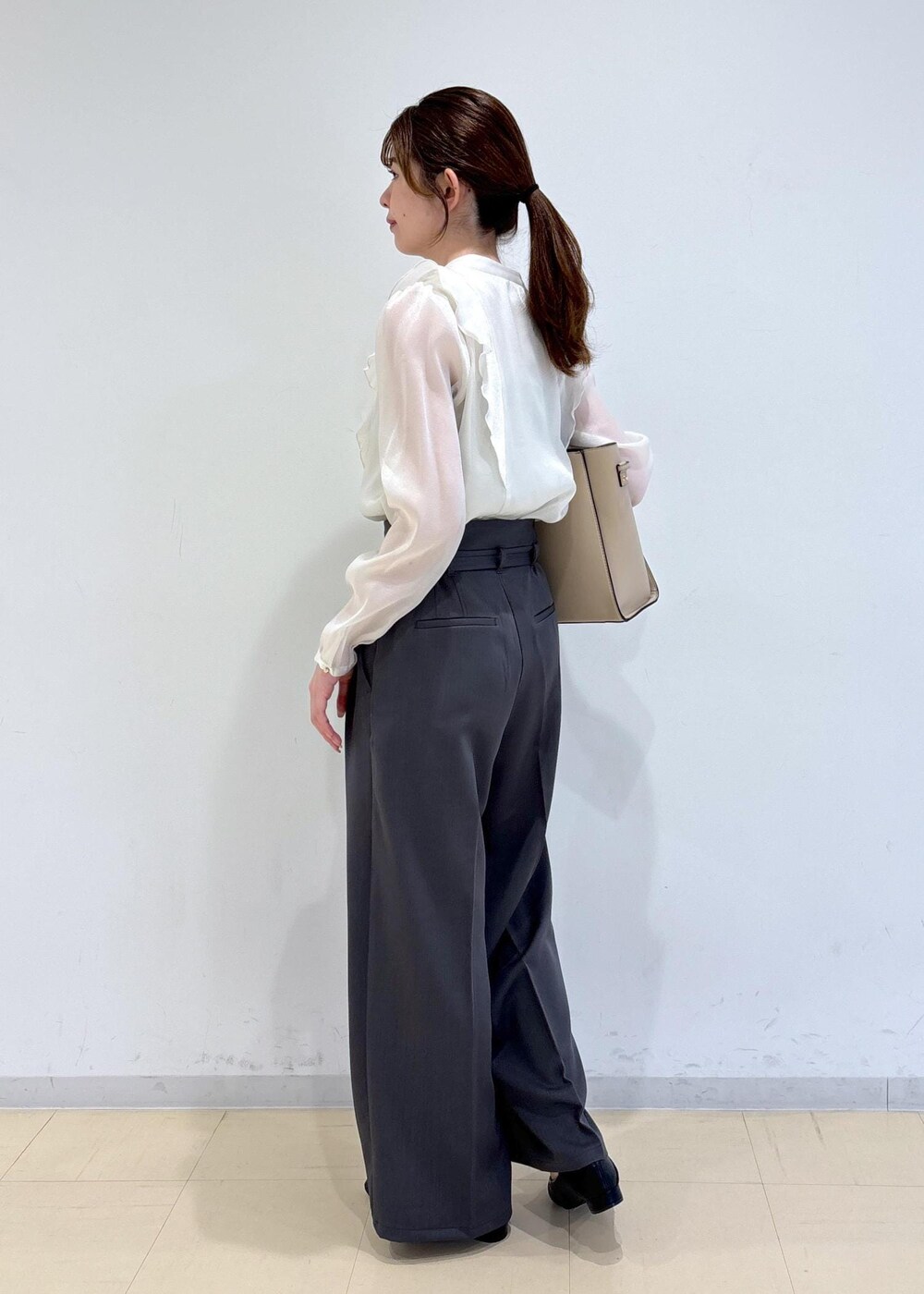 ブラック系のパンプス、ホワイト系のシャツ/ブラウス、グレー系のその他パンツを着用したレディースの秋コーディネートの3枚目の写真