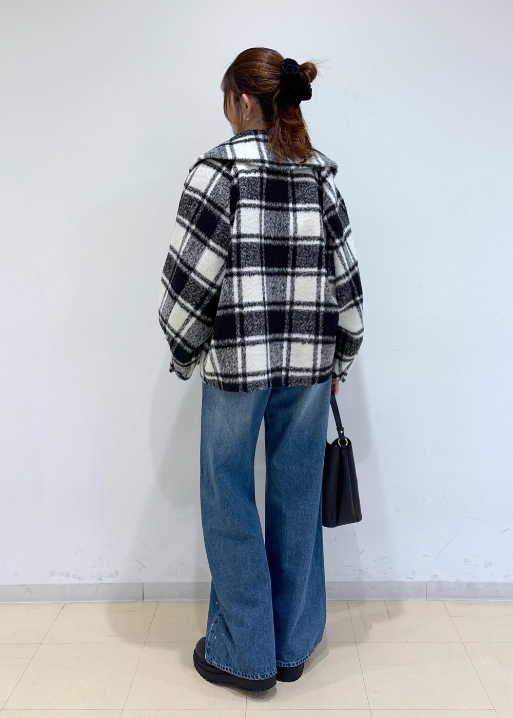 ブラック系のショルダーバッグ、ブラック系のブーツ、ブラック系のニット/セーターを着用したレディースの秋コーディネートの4枚目の写真