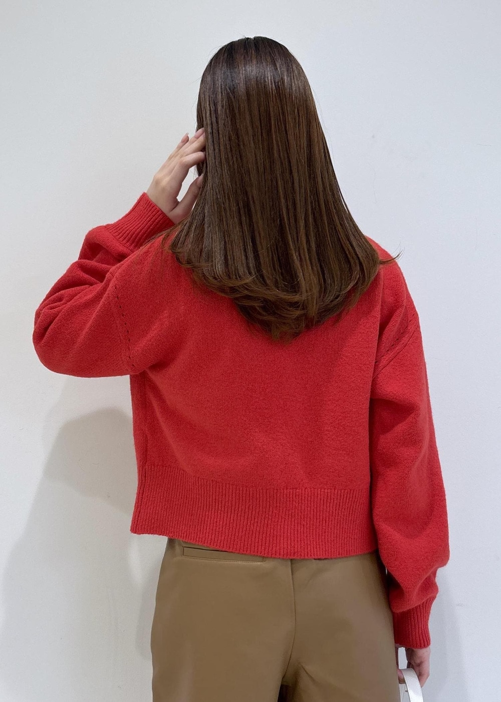 ブラウン系のブーツ、レッド系のカーディガン/ボレロ、ホワイト系のTシャツ/カットソーを着用したレディースの冬コーディネートの7枚目の写真