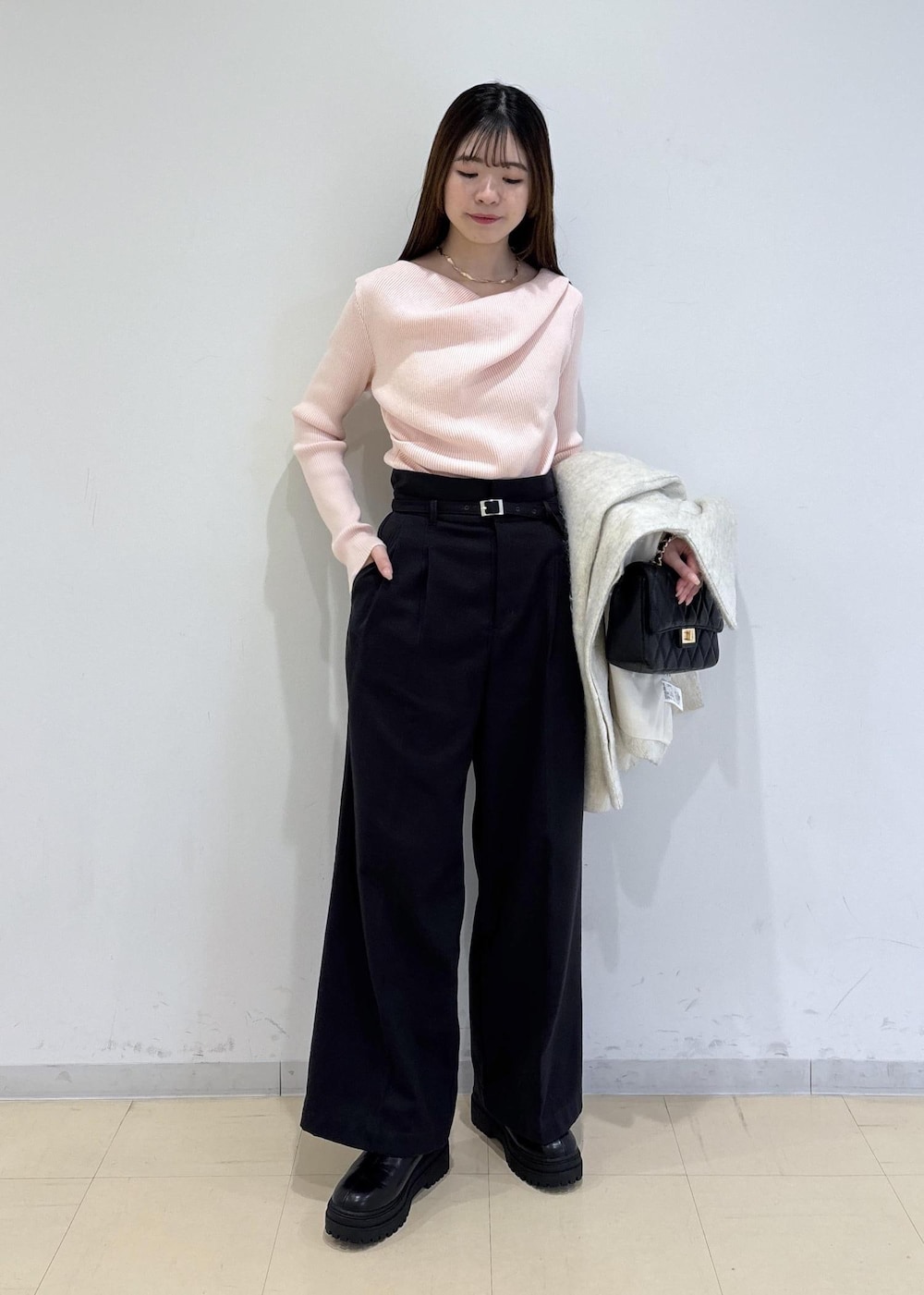 ブラック系のブーツ、ホワイト系のブルゾン、ピンク系のニット/セーターを着用したレディースの冬コーディネートの5枚目の写真