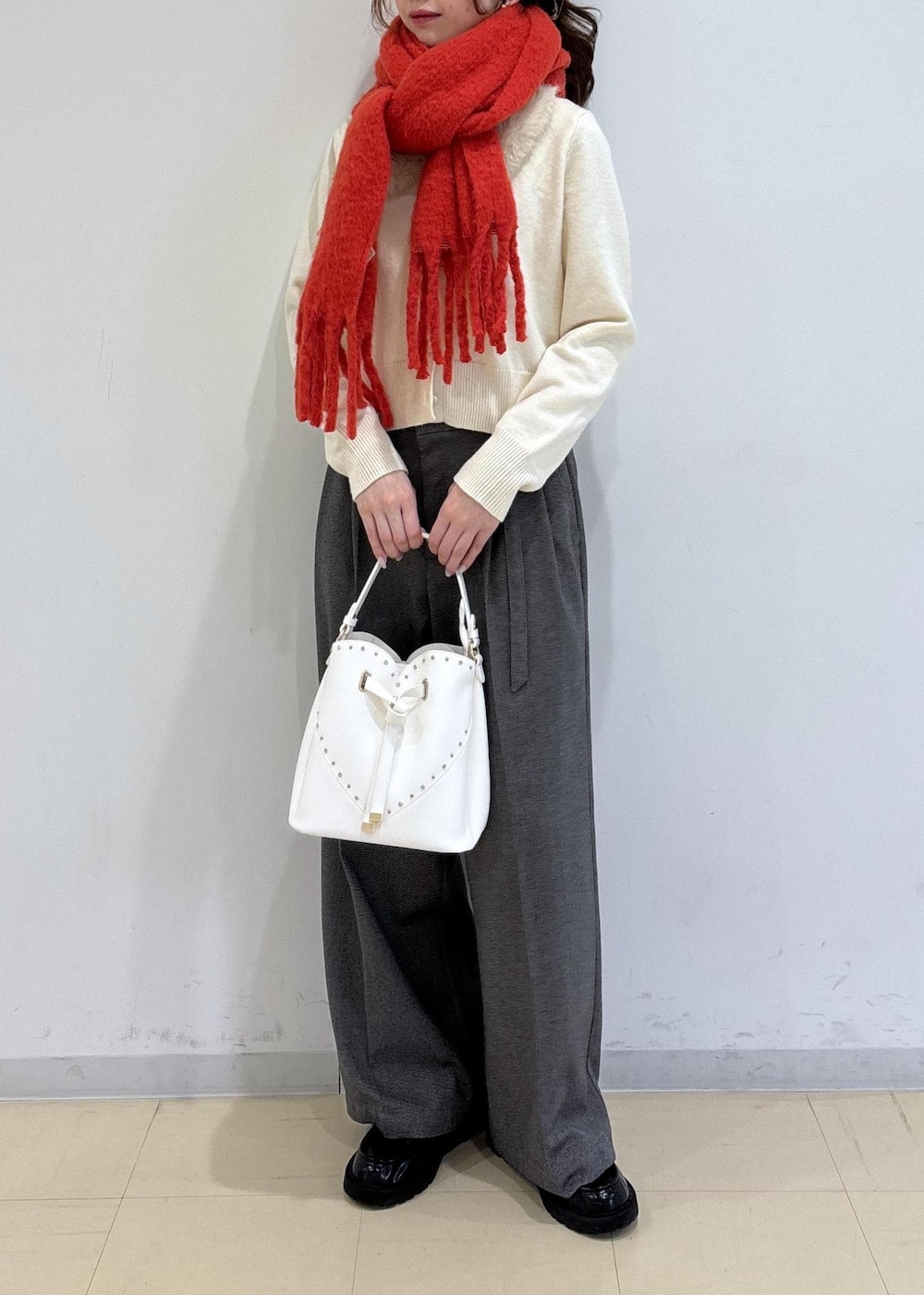 グレー系のその他パンツ、ホワイト系のショルダーバッグ、ホワイト系のカーディガン/ボレロを着用したレディースの秋コーディネートの4枚目の写真