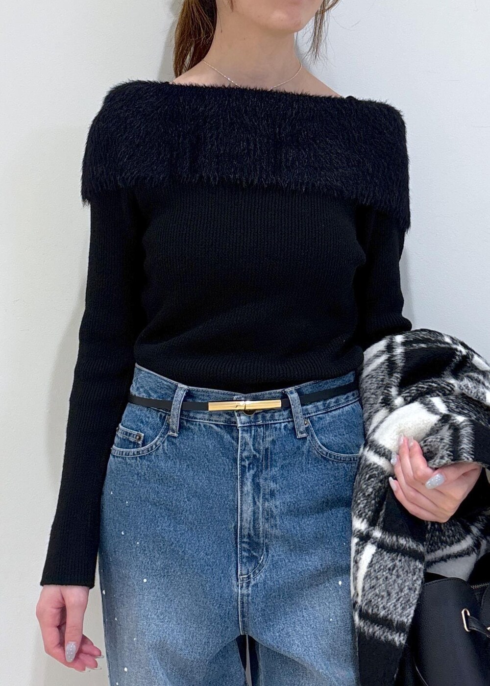 ブラック系のショルダーバッグ、ブラック系のブーツ、ブラック系のニット/セーターを着用したレディースの秋コーディネートの6枚目の写真